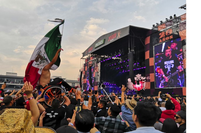 Hombre en silla de ruedas con la bandera de México dentro del VL 2019